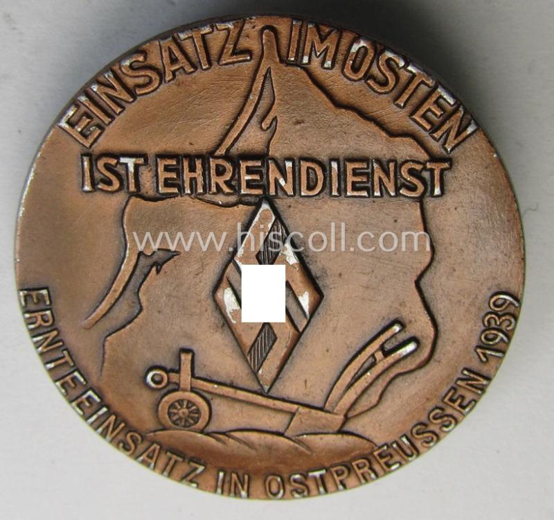 Commemorative, reddish-bronze-toned, 'HJ'- related 'tinnie', being a maker- (ie. 'Paulmann & Crone'-) marked example, depicting a: 'HJ-Raute'-device and text: 'Einsatz im Osten ist Ehrendienst - Ernteeinsatz in Ostpreussen 1939'