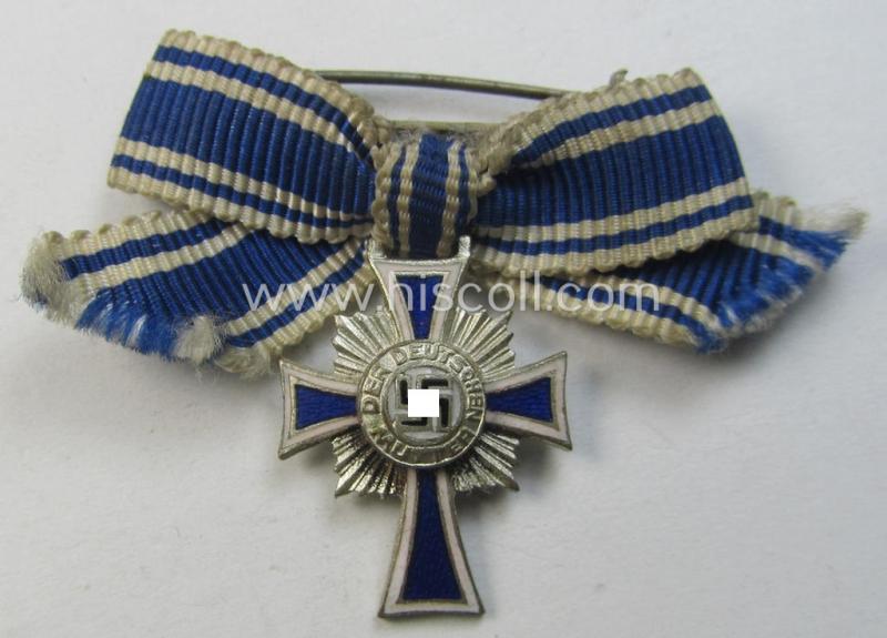 Miniature of an: 'Ehrenkreuz der deutschen Mutter - zweite Stufe' (or: silver-class mothers'-cross) being a non-maker-marked example that comes in an overall nice- (albeit moderately worn- ie. used-), condition