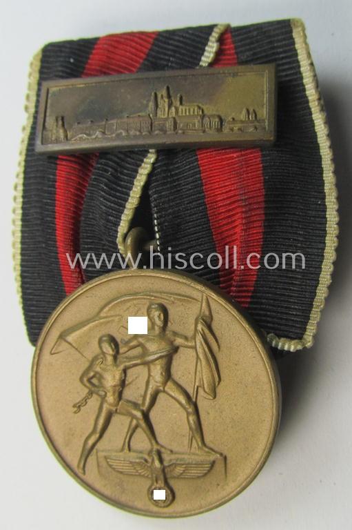 Superb, bright golden-toned WH (Heeres o. KM etc.) so-called: 'Einzelspange' showing a WH Czech 'Anschluss'- (ie. occupation-) medal: '1 October 1938' that shows a firmly (and period-) attached 'Prager Burg-Spange'