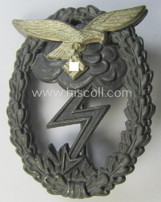 Attractive, mid- (ie. later-) war-period, zinc- (ie. 'Feinzink'-) based version of a WH (Luftwaffe) 'Erdkampfabzeichen' as was produced by the: 'J.E. Hammer u. Söhne'-company and that comes in a hardly used- nor worn, condition