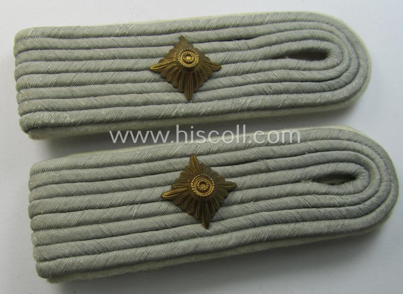 Superb - and fully matching! - pair of WH (Heeres) officers'-type shoulderboards as piped in the white- (ie. 'weisser'-) coloured branchcolour as was intended for an: 'Oberleutnant eines Infanterie-Regiments'