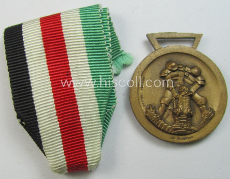 Attractive, golden-bronze-coloured- (and I deem 'Buntmetall'-based-) example of a: 'Deutsch-Italienische Feldzugsmedaille' (or: German-Italian campaign-medal) that came together with its (broader-sized) piece of original (Italian) ribbon