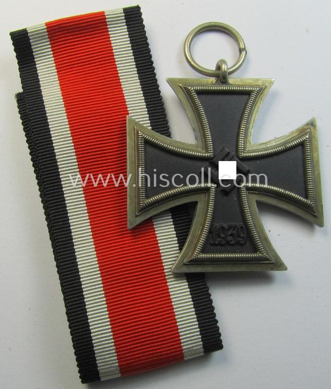 'Eisernes Kreuz II. Klasse' being a non-maker-marked example that comes together with its original- and never-mounted ribbon (ie. 'Bandabschnitt') as was produced by a (by me) unidentified maker (ie. 'Hersteller')