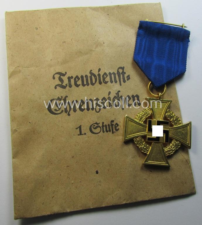 Superb example of a: 'Treuedienst Ehrenzeichen 1. Klasse' (or: golden-class, civil loyal-service-medal as was intended for 40 yrs. of loyal service) that comes stored in its original, maker- (ie. 'Deschler'-) marked- and/or 'Zellstoff'-based pouch