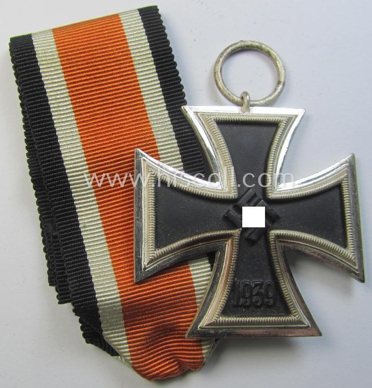 Stunning, 'Eisernes Kreuz II. Klasse' being a non-maker-marked example that comes together with its original- (and once-mounted) ribbon (ie. 'Bandabschnitt') as was produced by a (by me) unidentified maker (ie. 'Hersteller')