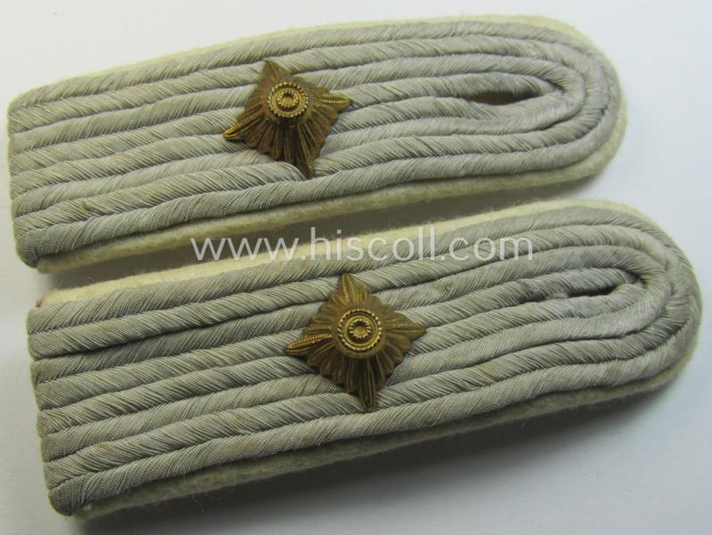 Superb - and fully matching! - pair of WH (Heeres) officers'-type shoulderboards as piped in the white- (ie. 'weisser'-) coloured branchcolour as was intended for an: 'Oberleutnant eines Infanterie-Regiments'