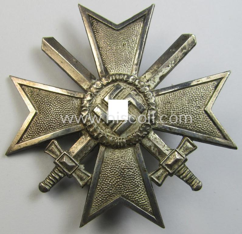 Attractive, 'Kriegsverdienstkreuz 1. Klasse mit Schwertern' being a clearly maker- (ie. '43' -) thus by the maker: 'Julius Bauer u. Söhne'-marked specimen that is executed in typical, silverish-coloured metal (ie. 'Buntmetall')