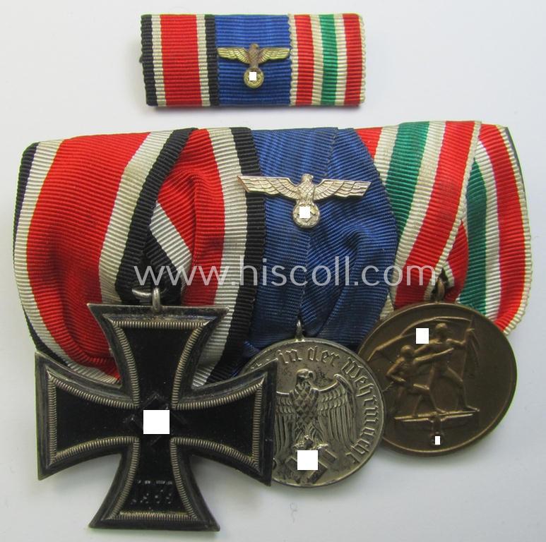 Stunning - and rarely found! - three-pieced WH (Heeres) medal-bar-set (ie. 'Ordenspange-Satz') showing resp. an: 'EKII. Klasse', a: WH 'DA 4.St.' and a: Memel 'Anschluss'-medal and that comes with its 3-pieced 'Feld-/Bandspange'