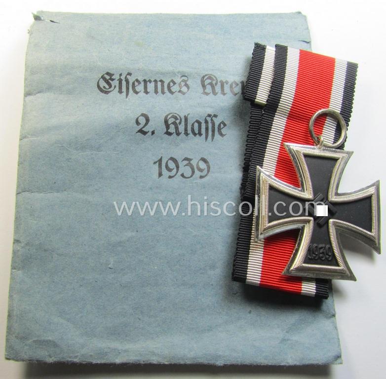 Superb - and 'virtually mint'! - 'Eisernes Kreuz 2. Kl.' (ie. Iron Cross 2nd Class) being a non-maker-marked example that comes stored in its period 'Zellstoff'-based pouch as was produced by the: 'Wilhelm Deumer'-company