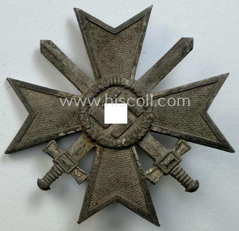 Attractive, 'Kriegsverdienstkreuz 1. Klasse mit Schwertern' (being a maker- ie. '4'- (ie. by: 'Steinhauer & Lück'-) marked specimen that is executed in silverish-grey-coloured and/or zinc-based metal (ie. 'Feinzink')