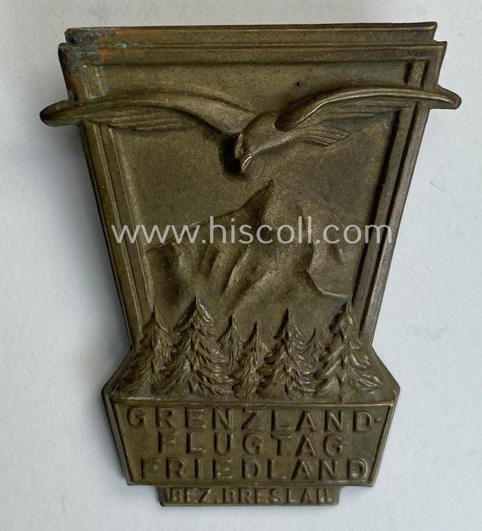 Attractive - and truly scarcely found! - commemorative, golden-bronze-toned- and typical tin-based - 'Flieger'-related 'tinnie' depicting a flying eagle-device and text that reads: 'Grenzland Flugtag Friedland - Bez. Breslau'