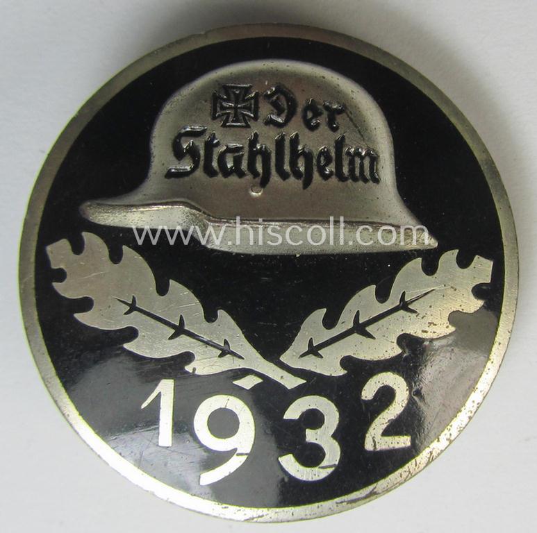 Superb, enamelled lapel-pin: 'Der Stahlhelm' - Bund der Frontsoldaten (Sta) - Eintrittsabzeichen 1932' being a nicely engraved example that comes in an overall very nice- (and/or fully undamaged!), condition