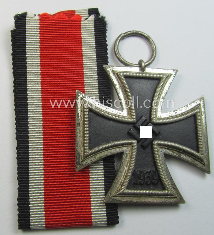 'Eisernes Kreuz II. Klasse' being a non-maker-marked example that comes together with its original- and never-mounted ribbon (ie. 'Bandabschnitt') as was produced by a (by me) unidentified maker (ie. 'Hersteller')