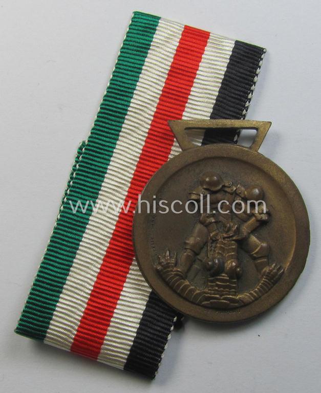 Superb, golden-bronze-coloured- (and I deem 'Buntmetall'-based-) example of a: 'Deutsch-Italienische Feldzugsmedaille' (or: German-Italian campaign medal) that came together with its (regular-sized) piece of original ribbon