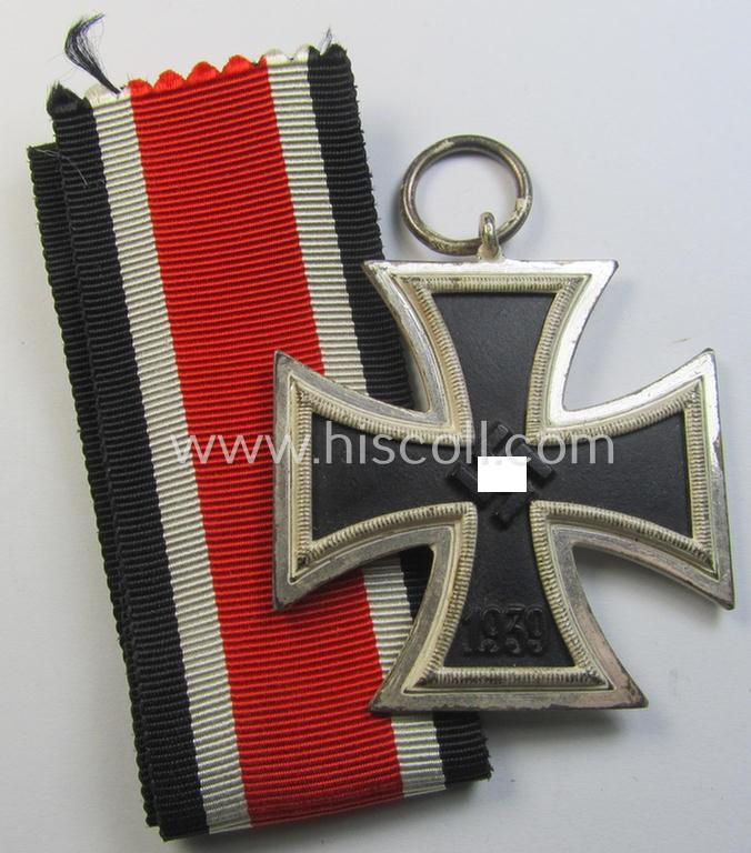 Attractive, 'Eisernes Kreuz II. Klasse' being a non-maker-marked example that comes together with its original- and never-mounted ribbon (ie. 'Bandabschnitt') as was (I deem) produced by the maker (ie. 'Hersteller'): 'Wächtler & Lange'