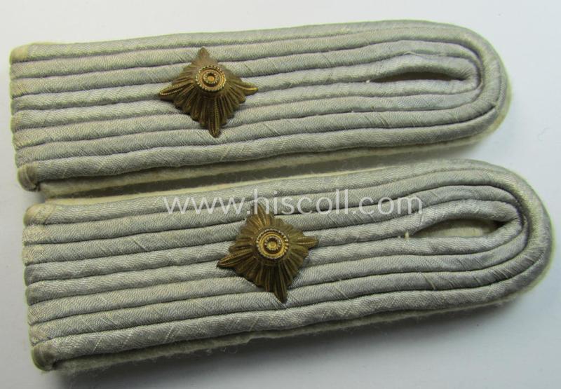 Superb - and fully matching! - pair of WH (Heeres) officers'-type shoulderboards as piped in the white- (ie. 'weisser'-) coloured branchcolour as was intended for an: 'Oberleutnant eines Infanterie-Regiments'