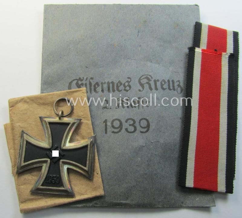 Superb - and 'virtually mint'! - 'Eisernes Kreuz 2. Kl.' (ie. Iron Cross 2nd Class) being a maker- (ie. '44'-) marked example that comes stored in its period 'Zellstoff'-based pouch as was produced by the: 'Jakob Bengel'-company