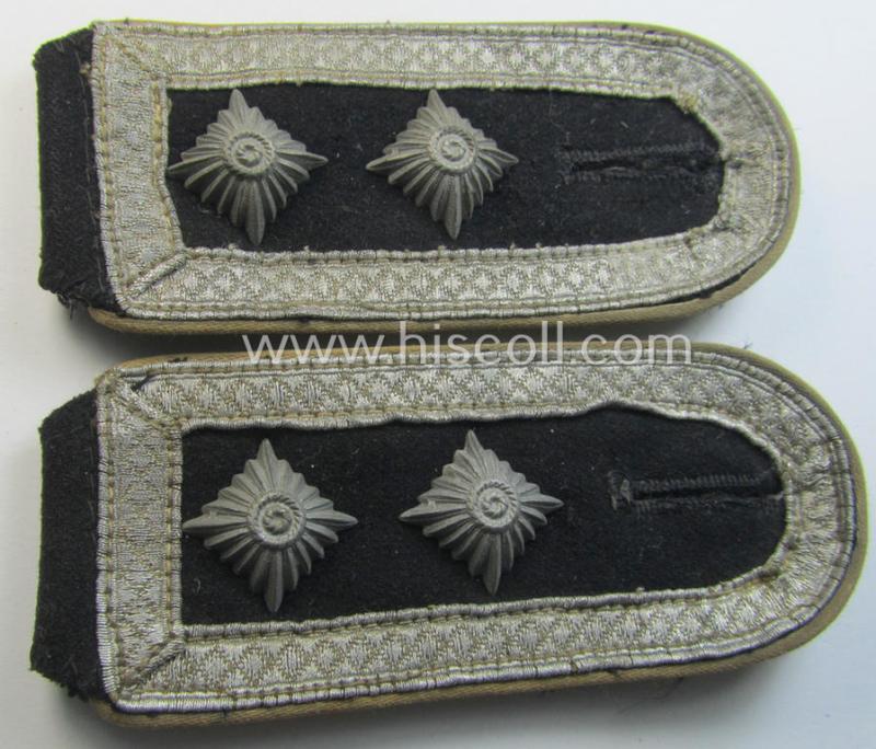 Superb - fully matching and very desirable! - pair of Waffen-SS NCO-type shoulderstraps as piped in the white-coloured branchcolour as was intended for usage by an: 'SS-Hauptscharführer' who served within the: 'Waffen-SS Infanterie-Truppen'