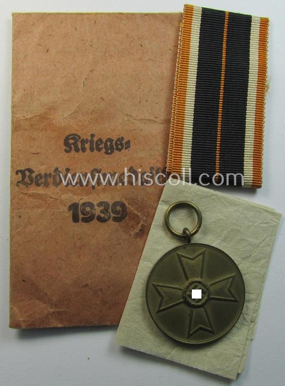 Superb, 'Kriegsverdienstmedaille 1939'-set comprising of a non-maker-marked- and/or: typical 'Buntmetall'-based specimen that came together with its (truy orange-red-coloured!) ribbon and 'Zellstoff'-based pouch by the maker: 'Ziemer & Söhne'