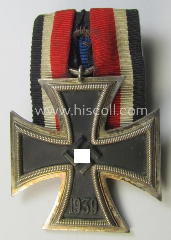 Attractive, Iron Cross 2nd class (or: 'Eisernes Kreuz 2. Klasse') being a nicely preserved example (of the 'standard-design' by a by me unidentified maker ie. 'Hersteller') and that comes period-mounted as a so-called: 'Einzelspange'
