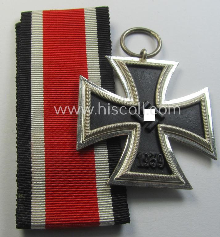 Attractive, 'Eisernes Kreuz II. Klasse' being a non-maker-marked example that comes together with its original- and never-mounted ribbon (ie. 'Bandabschnitt') as was produced by a (by me) unidentified maker (ie. 'Hersteller')