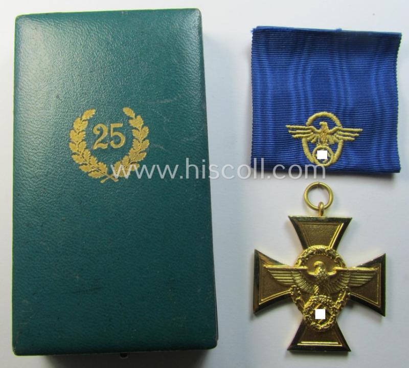 Superb, golden-class 'Pol.-Dienstauszeichnung 1. Stufe' (or: police loyal-service medal first-class) that comes stored in its period, green-coloured (and luxuriously styled!) etui and that comes with its accompanying ribbon (ie. 'Bandabschnitt')