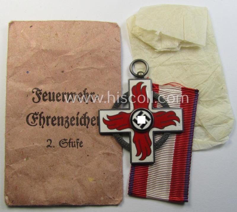 Superb - and actually very scarcely encountered! - nicely enamelled, so-called: 'Feuerwehr-Ehrenzeichen der II. Stufe' (by the maker: 'L. Chr. Lauer') that comes stored in its period, 'Zellstoff'-based pouch as issued