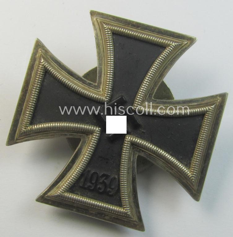 Attractive - and scarcely seen! - 'Eisernes Kreuz 1. Klasse' (or: iron cross first-class) being a maker- (ie. 'L/59'-) marked example that comes mounted onto its typical 'Schraubscheibe'-set-up as was produced by the: 'A. Rettenmaier'-company