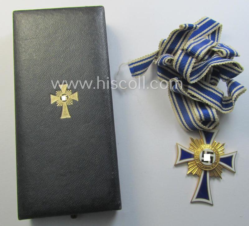 Attractive, 'Ehrenkreuz der deutschen Mutter - erste Stufe' (or mothers'-cross in gold) that comes stored in its original and/or neatly maker- (ie. 'R. Seiborn - Gablonz a. N.'-) marked etui as issued and/or recently found