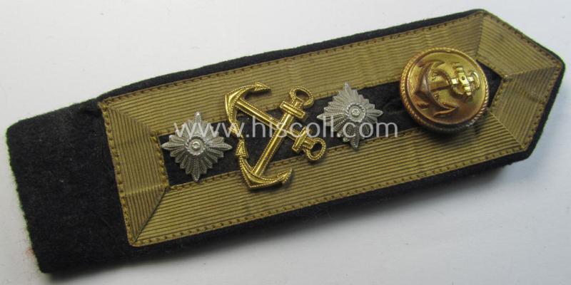 Attractive - albeit single! - blue-coloured WH (Kriegsmarine) neatly 'cyphered', NCO-type shoulderstrap as was intended for a: 'Steuermann-Oberfeldwebel' (or: helmsman-sergeant first-class) and that comes in a moderately used condition