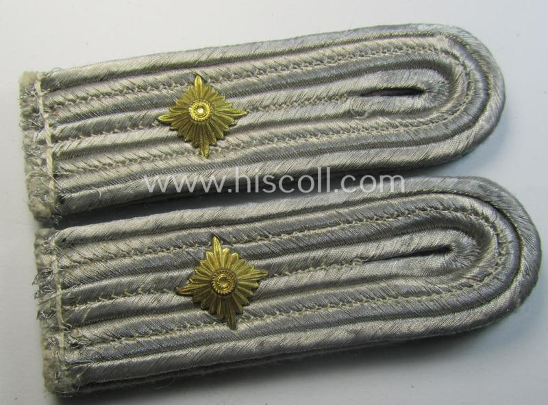 Attractive - and fully matching! - pair of WH (Luftwaffe) administrative-officers'-pattern shoulderboards as was specifically intended for usage by an 'Oberleutnant des gehobener Dienstes'