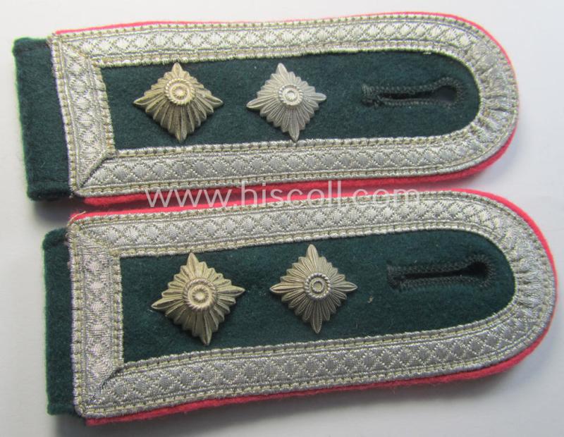 Attractive - fully matching and scarcely found! - pair of WH (Heeres), pre- (ie. early-) war period- (ie. 'M36 o. M40'-pattern) 'tailor-made' NCO-type shoulderstraps as was specifically intended for an: 'Oberfeldwebel eines Panzerjäger-Abts.'