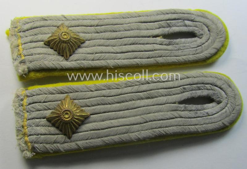 Attractive - and fully matching! - pair of WH (Heeres) officers'-pattern shoulderboards as piped in the bright-yellow-toned branchcolour as was intended for an: 'Oberleutnant eines Nachrichten-Abteilungs'