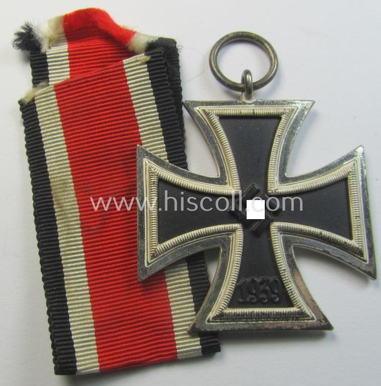 Superb, 'Eisernes Kreuz II. Klasse' being a maker- (ie. '100'-) marked example that comes together with its original- (and once-mounted) ribbon (ie. 'Bandabschnitt') as was produced by the maker (ie. 'Hersteller'): 'Wächtler & Lange'