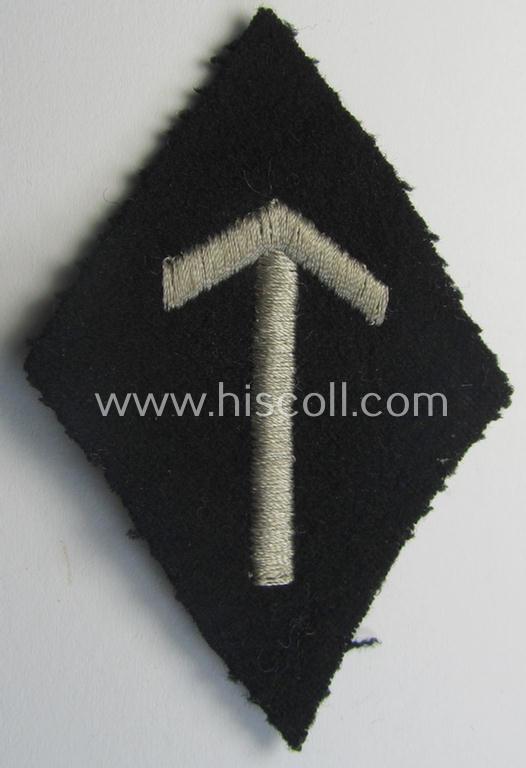 Superb - and rarely found! - SS-pattern, machine-embroidered and black-coloured sleeve-insignia (ie. 'Ärmelraute') depicting a: 'Tyr'-rune-sign as was intended to signify assignment to the: 'Ergänzung, Erfassung u. Schulungswesen' within the: 'SS'