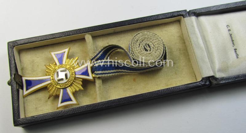 Superb, 'Ehrenkreuz der deutschen Mutter - erste Stufe' (or mothers'-cross in gold) that comes stored in its original and/or neatly maker- (ie. 'C.E. Juncker - Berlin'-) marked etui as issued and/or recently found