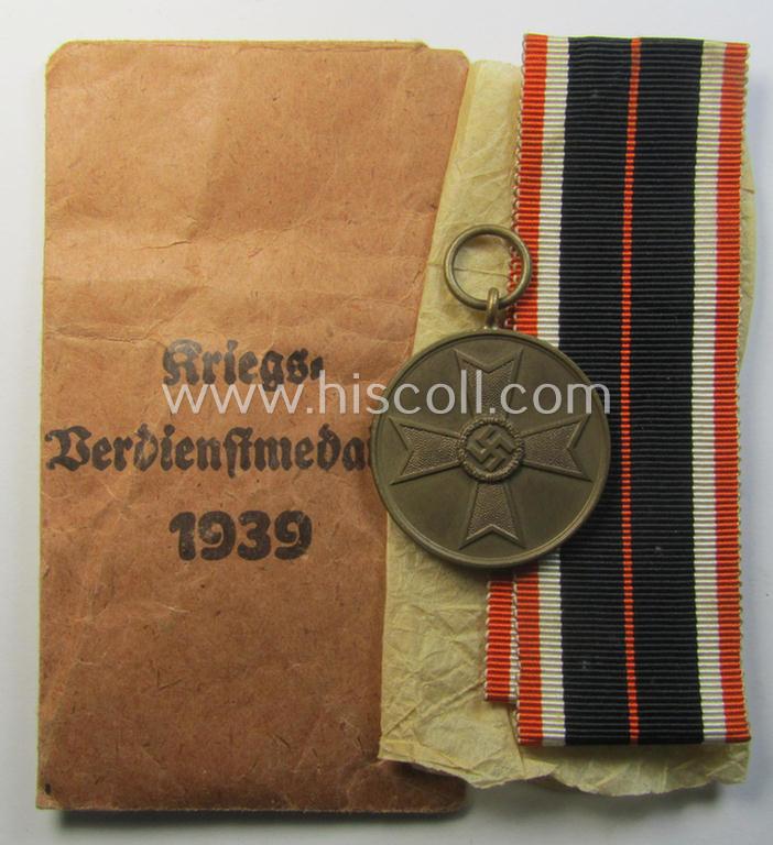 Superb, 'Kriegsverdienstmedaille 1939'-set comprising of a non-maker-marked- and/or: typical 'Buntmetall'-based specimen that came together with its (truy orange-red-coloured!) ribbon and 'Zellstoff'-based pouch by the maker: 'Franz Klamt & Söhne'