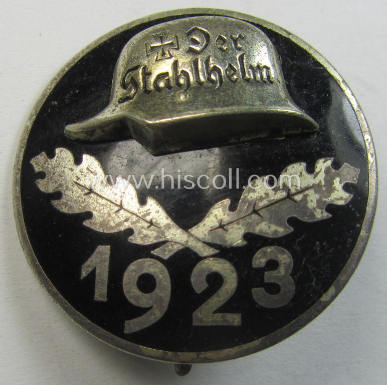 Superb, enamelled lapel-pin: 'Der Stahlhelm' - Bund der Frontsoldaten (Sta) - Eintrittsabzeichen 1923' being a nicely engraved (ie. 'IV.Nli. 4849'-) example that comes in an overall very nice- (and/or fully undamaged!), condition