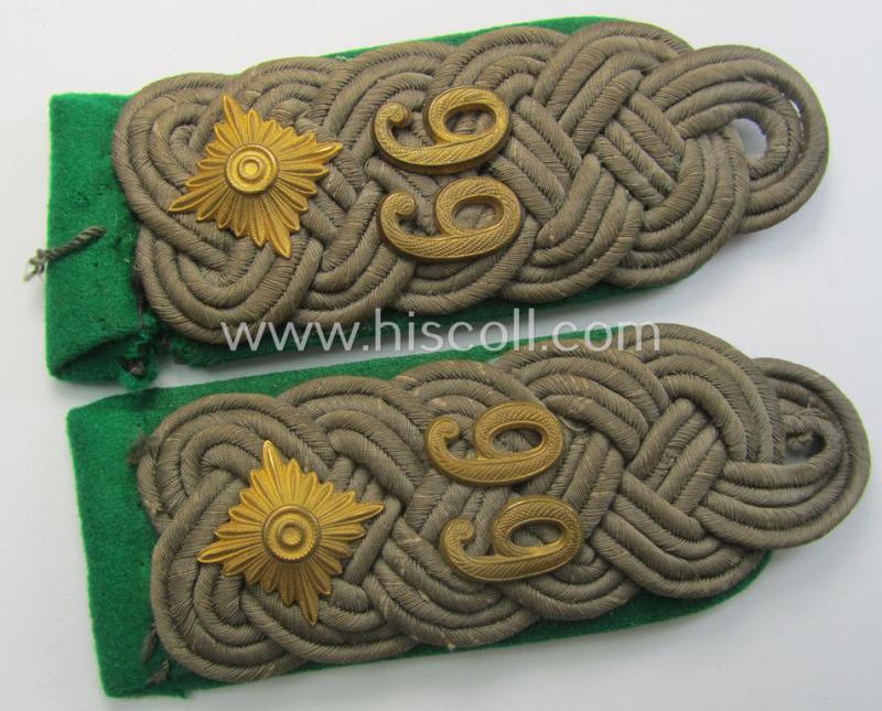 Attractive - and fully matching! - pair of WH (Heeres) neatly 'cyphered', officers'-type shoulderboards as piped in the darker-green-coloured branchcolour as was intended for usage by an: 'Oberstleutnant des Gebirgsjäger Regiments 99'