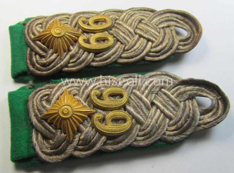 Attractive - and fully matching! - pair of WH (Heeres) neatly 'cyphered', officers'-type shoulderboards as piped in the darker-green-coloured branchcolour as was intended for usage by an: 'Oberstleutnant des Gebirgsjäger Regiments 99'