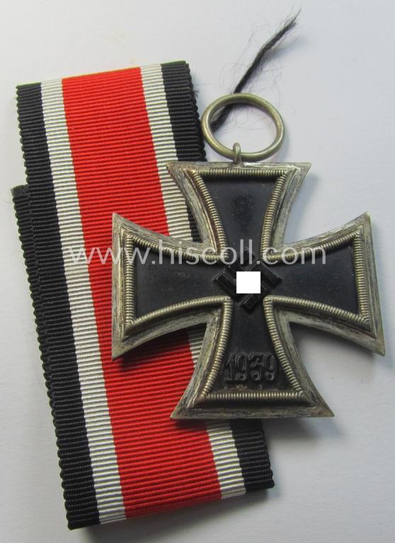 'Eisernes Kreuz II. Klasse' being a non-maker-marked example that comes together with its original- and once-mounted ribbon (ie. 'Bandabschnitt') as was produced by a (by me) unidentified maker (ie. 'Hersteller')