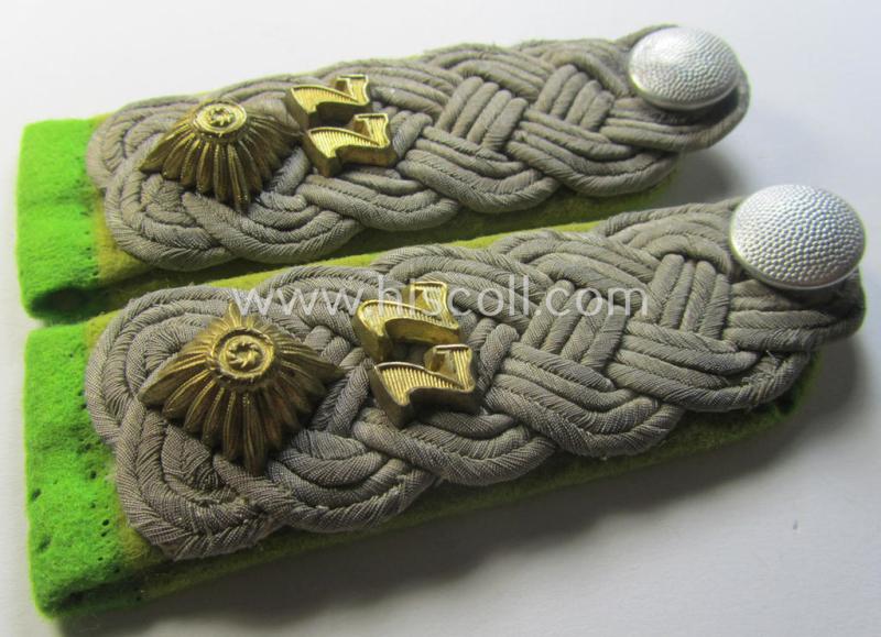 Attractive - and fully matching! - pair of WH (Heeres) officers'-type shoulderboards as piped in the bright-green- (ie. 'hellgrüner'-) coloured branchcolour as intended for an: 'Oberstleutnant des Grenadier-Rgts. 77' (part of the '26. Inf.-Div.')