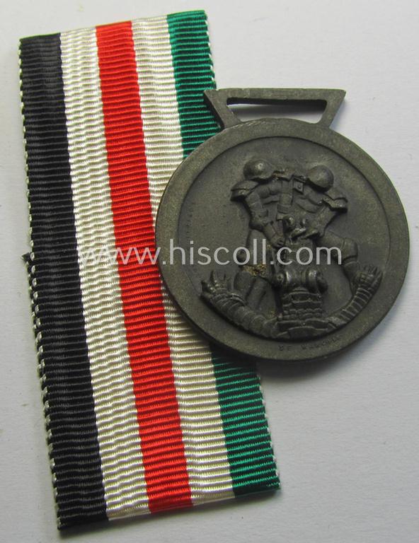 Attractive, bronze-coloured- (and I deem 'Feinzink'-based-) example of a: 'Deutsch-Italienische Feldzugsmedaille' (or: German-Italian campaign medal) that came together with its (regular-sized- and never mounted) piece of original ribbon