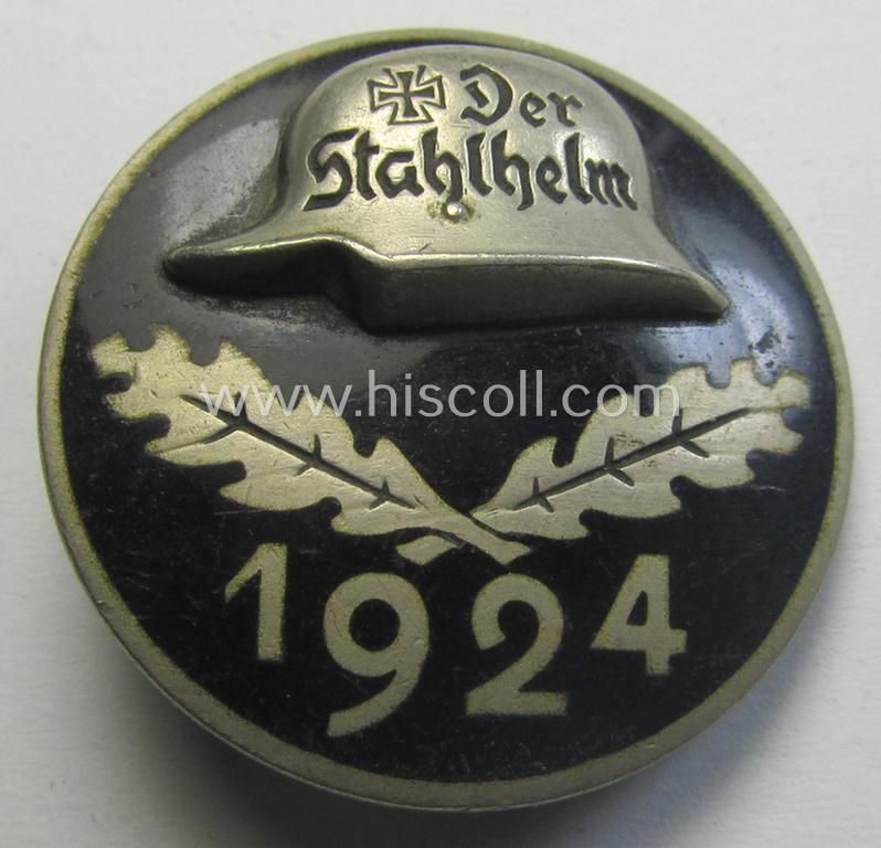 Superb, enamelled lapel-pin: 'Der Stahlhelm' - Bund der Frontsoldaten (Sta) - Eintrittsabzeichen 1924' being a nicely engraved example that comes in an overall very nice- (and/or fully undamaged!), condition