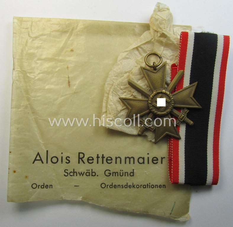 Superb medal-set: 'KvK 2. Klasse mit Schwertern' being a maker- (ie. '16'-) marked specimen by the maker- (ie. 'Hersteller') named: 'Alois Rettenmaier' and that comes packed in its original, 'transparent'-paper-based pouch of issue