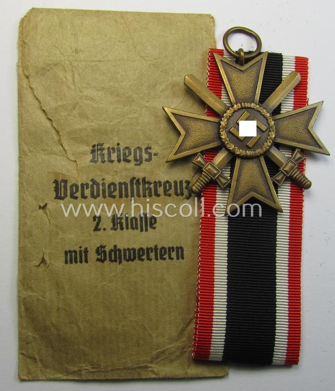 Superb medal-set: 'KvK 2. Klasse mit Schwertern' being a maker- (ie. '67'-) marked specimen by the maker- (ie. 'Hersteller') named: 'R. Kreisel' and that comes packed in its original, 'Zellstoff'-based pouch of issue as found