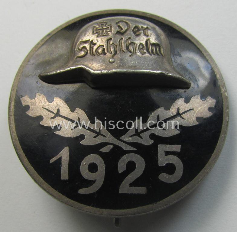 Superb, enamelled lapel-pin: 'Der Stahlhelm' - Bund der Frontsoldaten (Sta) - Eintrittsabzeichen 1925' being a nicely engraved example that comes in an overall very nice- (and/or fully undamaged!), condition