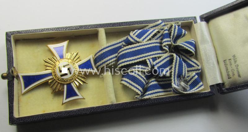 Superb, 'Ehrenkreuz der deutschen Mutter - erste Stufe' (or mothers'-cross in gold) that comes stored in its original and/or neatly maker- (ie. 'Wilh. Deumer - Kom.-Ges. - Lüdenscheid'-) marked etui as issued and/or recently found