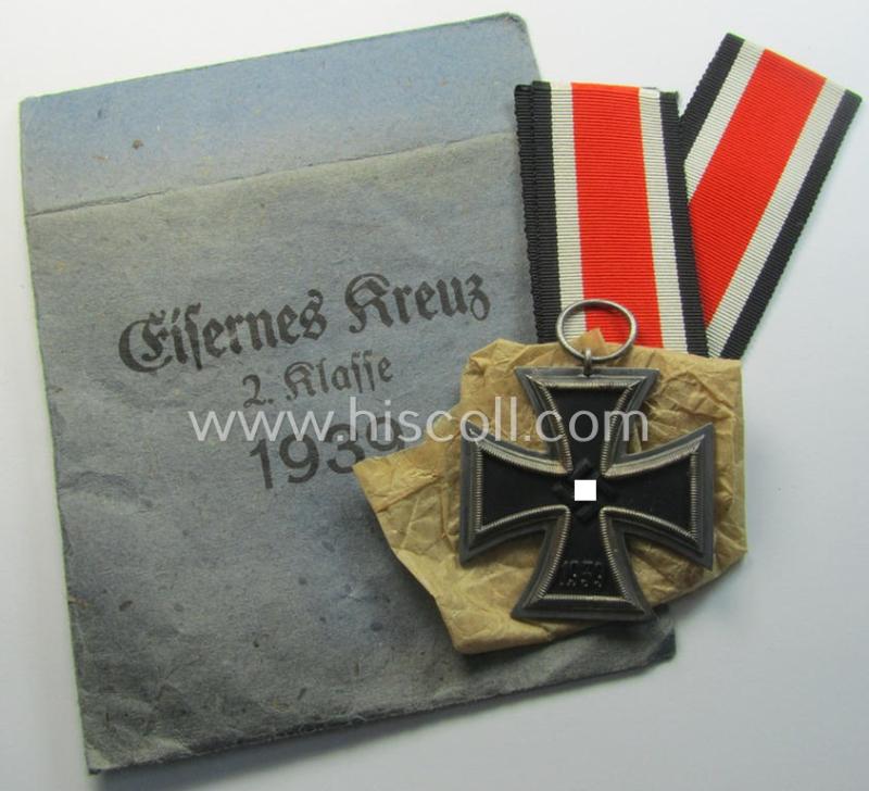 Superb - and 'virtually mint'! - 'Eisernes Kreuz 2. Kl.' (ie. Iron Cross 2nd Class) being a non-maker-marked example that comes stored in its period 'Zellstoff'-based pouch as was produced by the: 'Rudolf Souval'-company