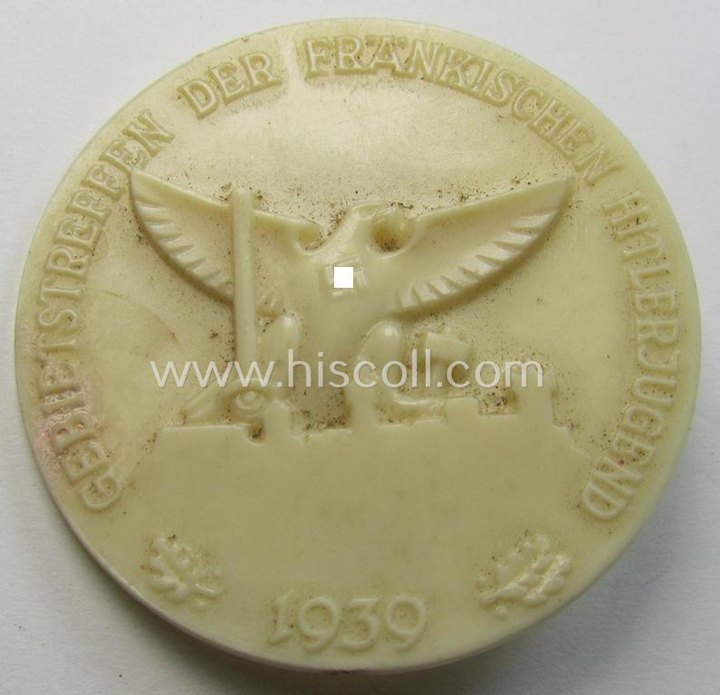 Commemorative, beige-white-coloured 'HJ'- (ie. 'Hitlerjugend'-) related 'tinnie' being a maker- (ie. 'R. Sieper & Söhne'-) marked example depicting a: 'HJ'-eagle-device surrounded by the text: 'Gebietstreffen der Fränkischen HJ - 1939'